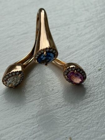 Skulpturel safir- og diamantring af 18 kt. rosaguld med dråbeformet diamant