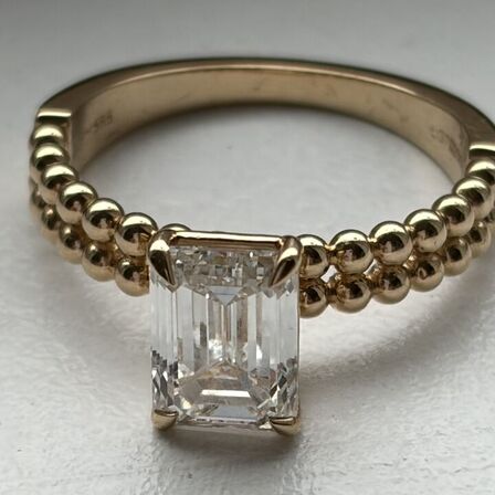 Guldring i 14 kt, med 2,06 carat lab-grown diamant