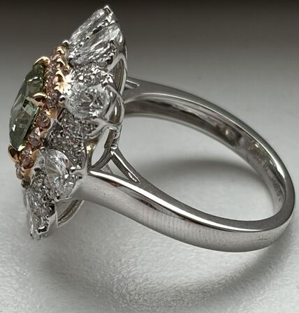 Ring af 18 kt. hvidguld med Fancy Vivid Green princess cut laboratoriskabt diamant på 1.51 ct