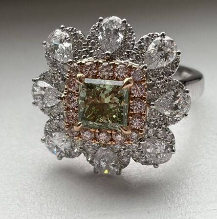 Ring af 18 kt. hvidguld med Fancy Vivid Green princess cut laboratoriskabt diamant på 1.51 ct