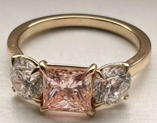 Ring af 14 kt. guld med princess cut laboratoriedyrket Fancy Vivid Pink
