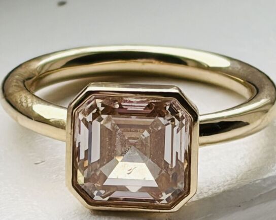 Solitaire ring af 14 kt. guld med laboratorieskabt firkantet smaragdslebet fancy pink diamant på 5.01 ct.