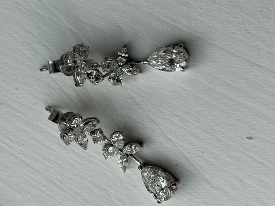 Et par ørestikker af 14 kt. guld