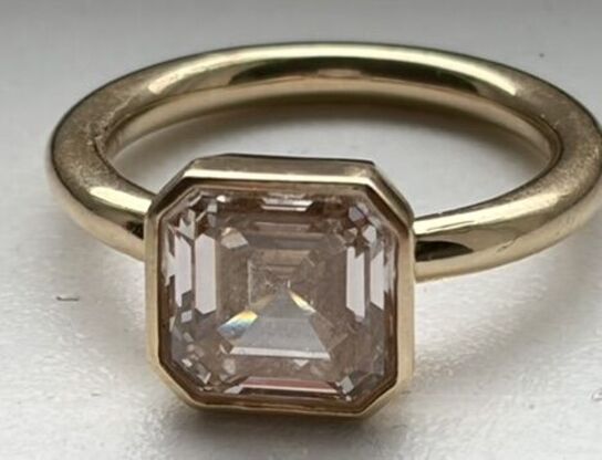 Solitaire ring af 14 kt. guld med laboratorieskabt firkantet smaragdslebet fancy pink diamant på 5.01 ct.