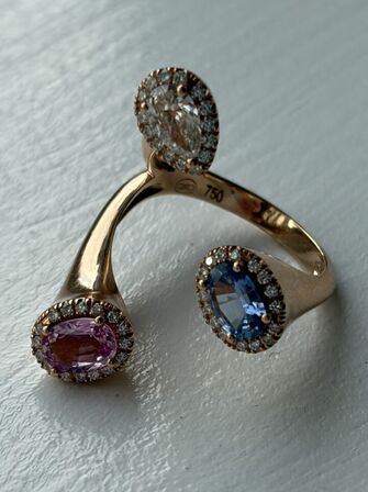 Skulpturel safir- og diamantring af 18 kt. rosaguld med dråbeformet diamant
