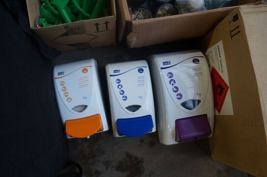 Diverse arbejdslamper, håndsprit, m.v.