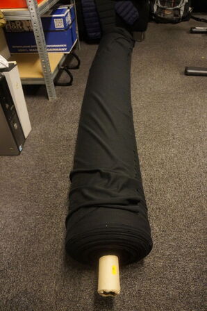 Ca 90 m sort stofrulle i god kvalitet