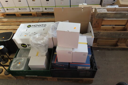 Palle med diver glas, kopper og stempelkander