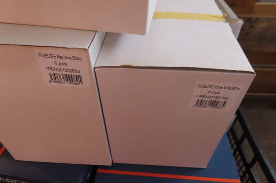 Palle med diver glas, kopper og stempelkander