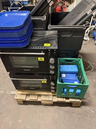 4 kanga thermokasser. 2 vogne til thermokasser. 2 små ovne. (MOMSFRI)