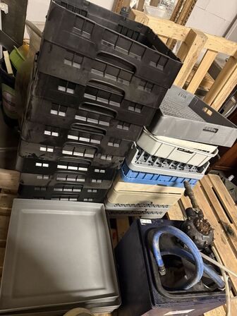 BWT saltfilter + flaskefilter. Ca. 20 opvaskebakker forskellig slags. (MOMSFRI)