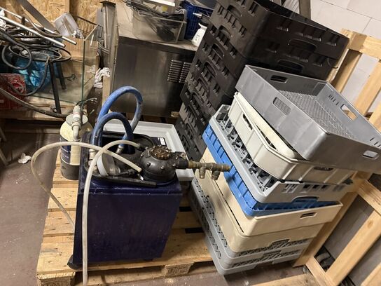 BWT saltfilter + flaskefilter. Ca. 20 opvaskebakker forskellig slags. (MOMSFRI)