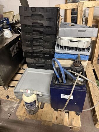 BWT saltfilter + flaskefilter. Ca. 20 opvaskebakker forskellig slags. (MOMSFRI)