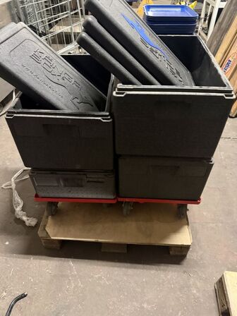4 kanga thermokasser. 2 vogne til thermokasser. 2 små ovne. (MOMSFRI)