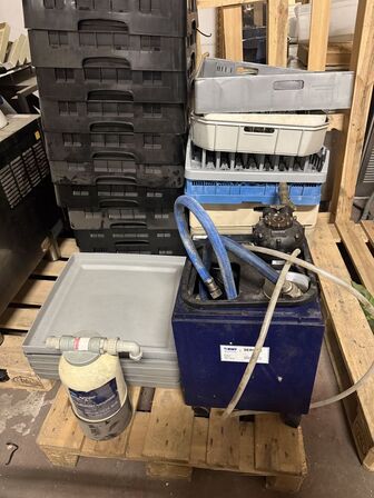 BWT saltfilter + flaskefilter. Ca. 20 opvaskebakker forskellig slags. (MOMSFRI)