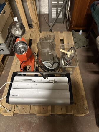 Foodprocessor. Appelsinjuicer. Rentokil insektdræber.  (MOMSFRI)