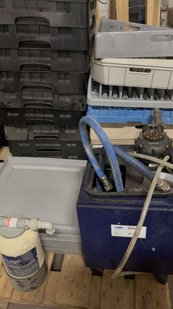 BWT saltfilter + flaskefilter. Ca. 20 opvaskebakker forskellig slags. (MOMSFRI)