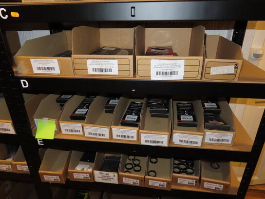 Reol med indhold af cykeldele