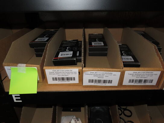 Reol med indhold af cykeldele