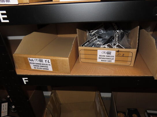 Reol med indhold af cykeldele