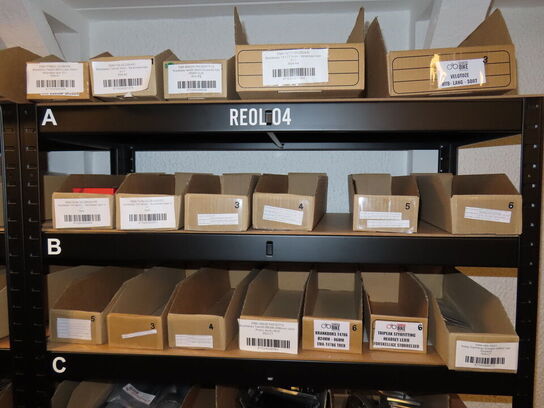 Reol med indhold af cykeldele