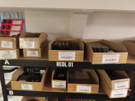 Reol med indhold af cykeldele