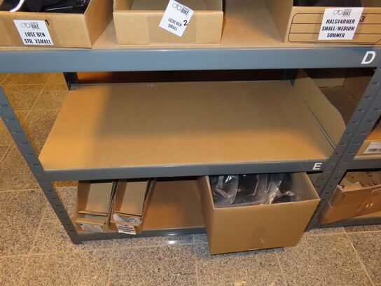 Reol med indhold af cykeldele