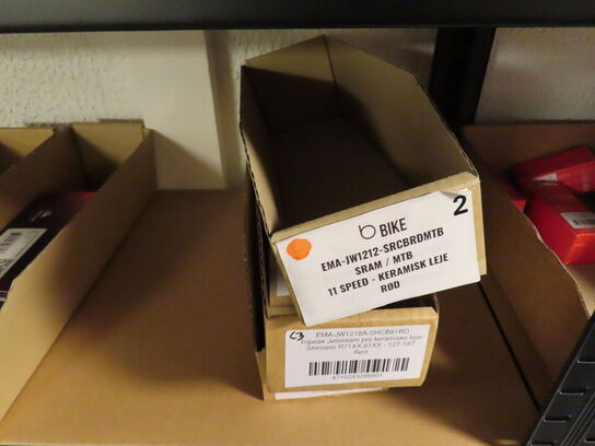 Reol med indhold af cykeldele