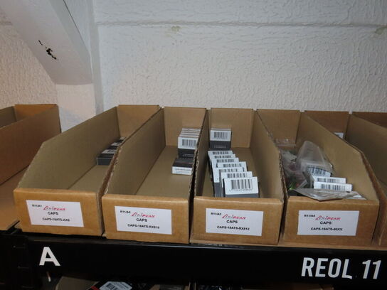 Reol med indhold af cykeldele