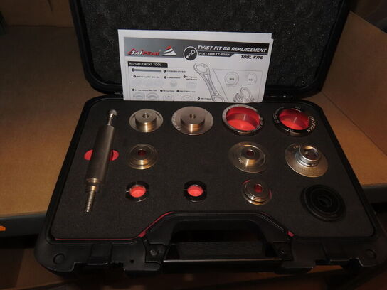 Reol med indhold af cykeldele