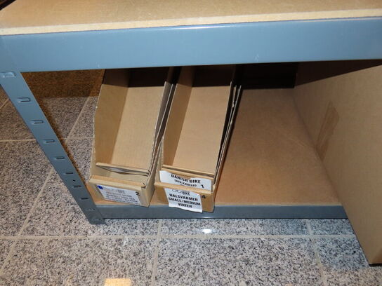 Reol med indhold af cykeldele