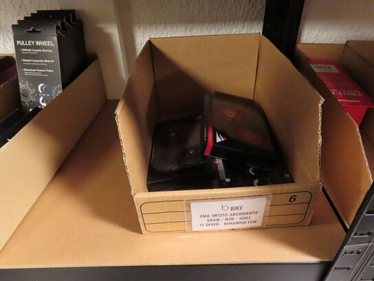 Reol med indhold af cykeldele