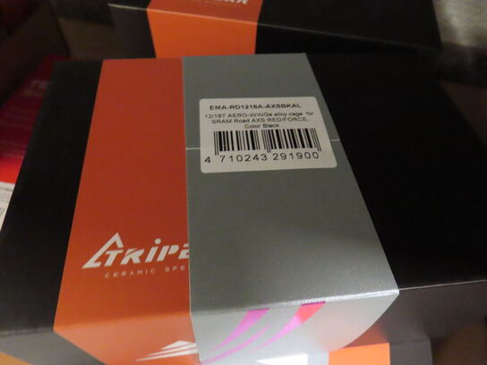 Reol med indhold af cykeldele