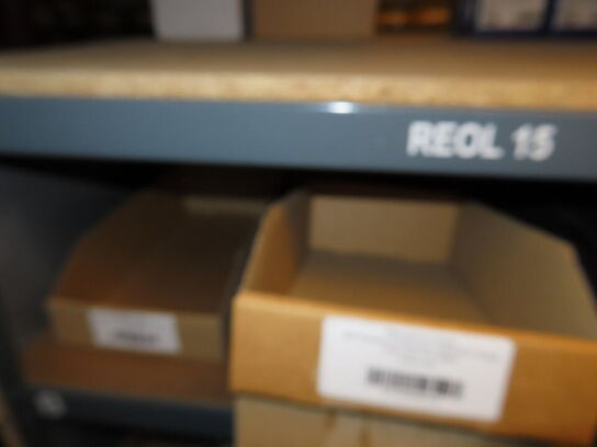 Reol med indhold af cykeldele