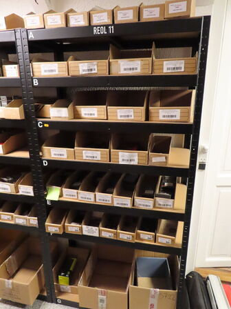 Reol med indhold af cykeldele