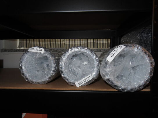 Reol med indhold af cykeldele