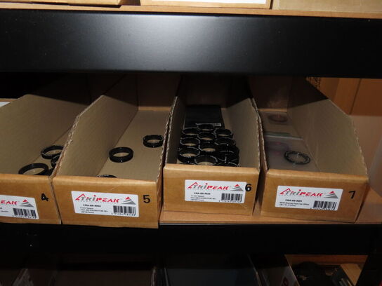 Reol med indhold af cykeldele