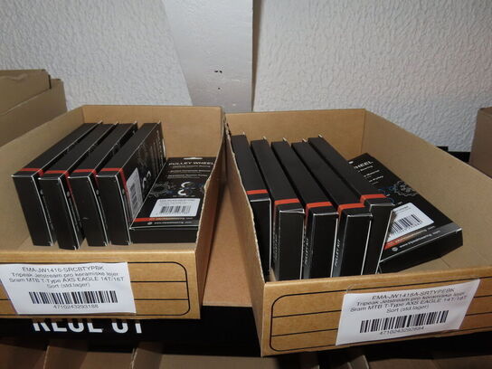 Reol med indhold af cykeldele