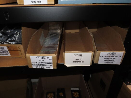 Reol med indhold af cykeldele