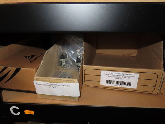 Reol med indhold af cykeldele