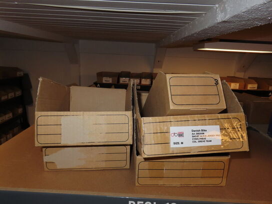 Reol med indhold af cykeldele