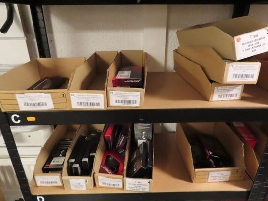 Reol med indhold af cykeldele