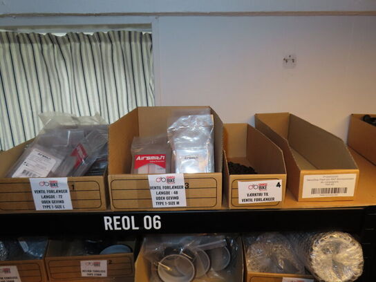 Reol med indhold af cykeldele