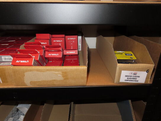 Reol med indhold af cykeldele