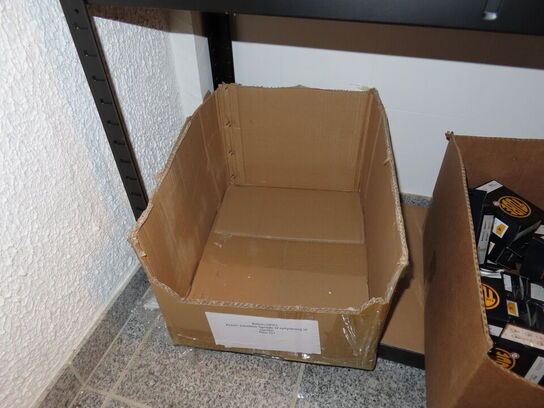 Reol med indhold af cykeldele