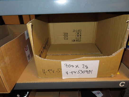 Reol med indhold af cykeldele