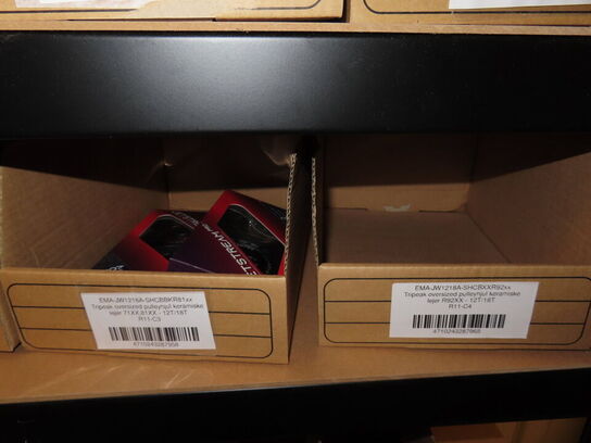 Reol med indhold af cykeldele