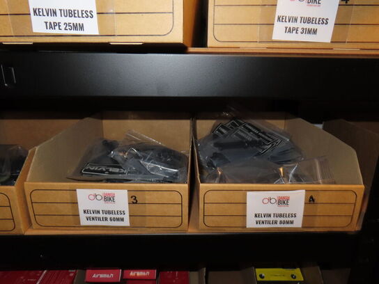 Reol med indhold af cykeldele