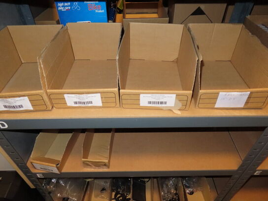 Reol med indhold af cykeldele