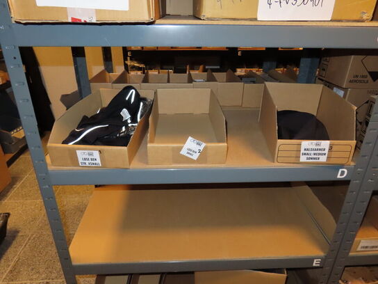 Reol med indhold af cykeldele